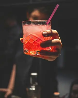 Casos de intoxicação geram alerta após consumo de bebidas adulteradas