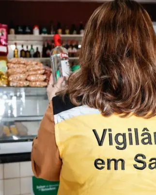 Autoridades orientam foliões a consumir apenas bebidas com procedência comprovada para evitar intoxicação por metanol. Foto: Governo de SP.