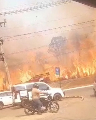 Moradores entram em pânico com incêndio que se aproxima de residências no DF; veja vídeo (Foto: Reprodução/Redes sociais)