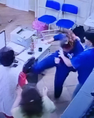 Aluna de 15 anos ataca diretora com tesouradas em escola; conteúdo sensível (Foto: Reprodução)