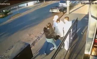 Homem tenta sequestrar menina a caminho da escola; vídeo