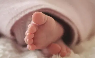 Bebê de 3 meses é internado com marcas de agressão; pai confessou ter sacudido a criança
