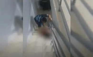 Vídeo: moradores filmam homem agredindo mulher em escada de condomínio