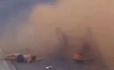 Impressionante: vídeo mostra mulheres arremessadas de carro em capotamento