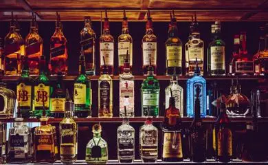 Casos de intoxicação geram alerta após consumo de bebidas adulteradas