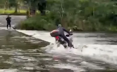 Motociclista é arrastado pela correnteza em ponto turístico; vídeo