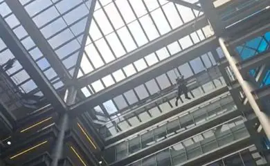 Trabalhador cai de prédio após corda de segurança romper; vídeo