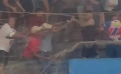 Policial saca arma dentro de ginásio lotado e ameaça torcedores durante discussão por futebol