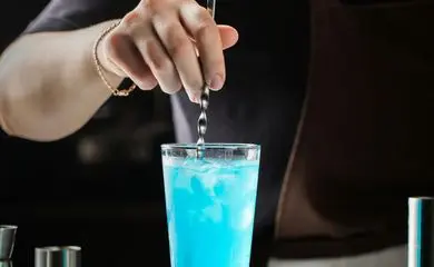 14 pessoas são presas após mortes por consumo de vodca adulterada na Rússia