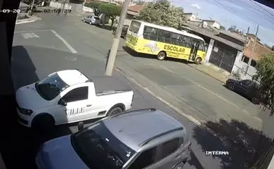 Ônibus escolar invade casa após motorista passar mal; vídeo