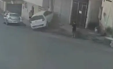 Homem joga o carro em cima da ex na calçada e a acaba preso; vídeo
