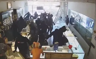 Gangue da marcha-ré invade joalheria e comerciante sofre derrame após ser empurrado por criminosos