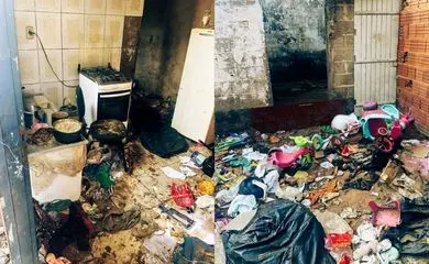 Crianças são encontradas abandonadas em casa cheia de lixo e sujeira; veja images do local