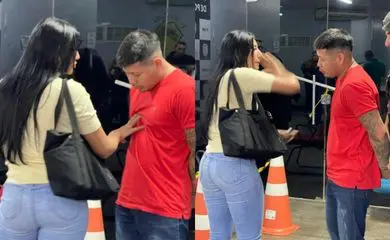 Entregador é preso e apanha da namorada na delegacia