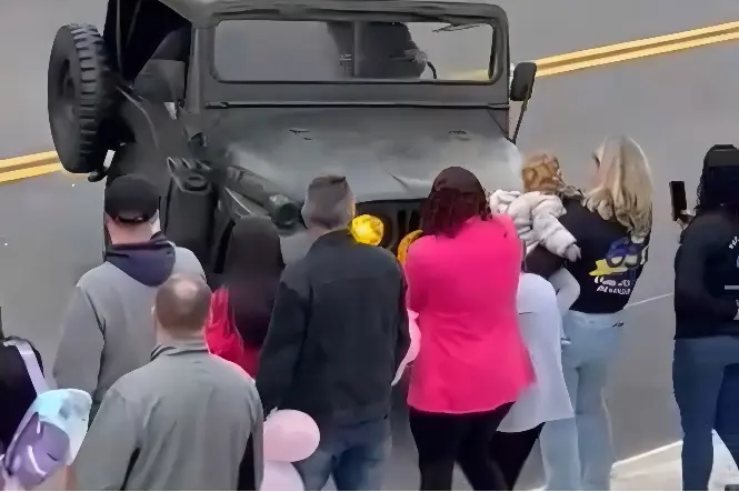 Jipe militar atropela pessoas em desfile de 7 de setembro (Foto: Reprodução Redes Sociais)