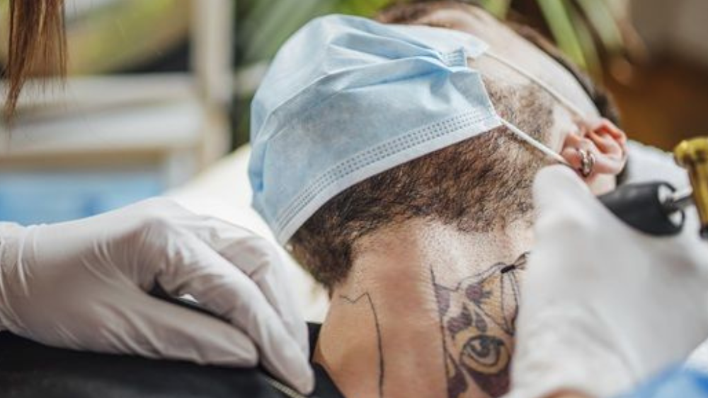 Tatuador é condenado por fazer tatuagem em adolescente sem autorização dos pais
