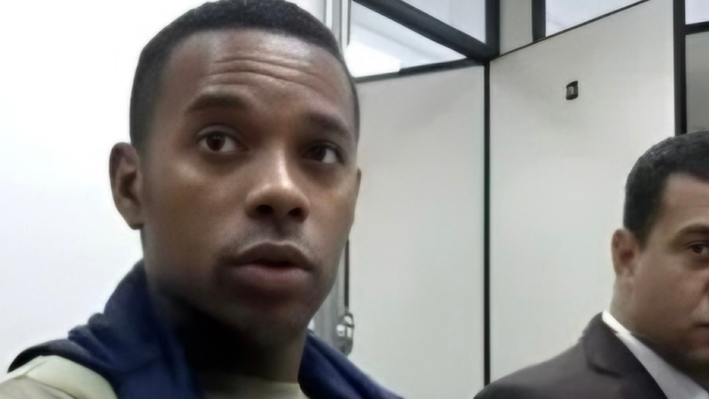 Robinho ‘fala sozinho’ em presídio e é tratado como astro por outros detentos