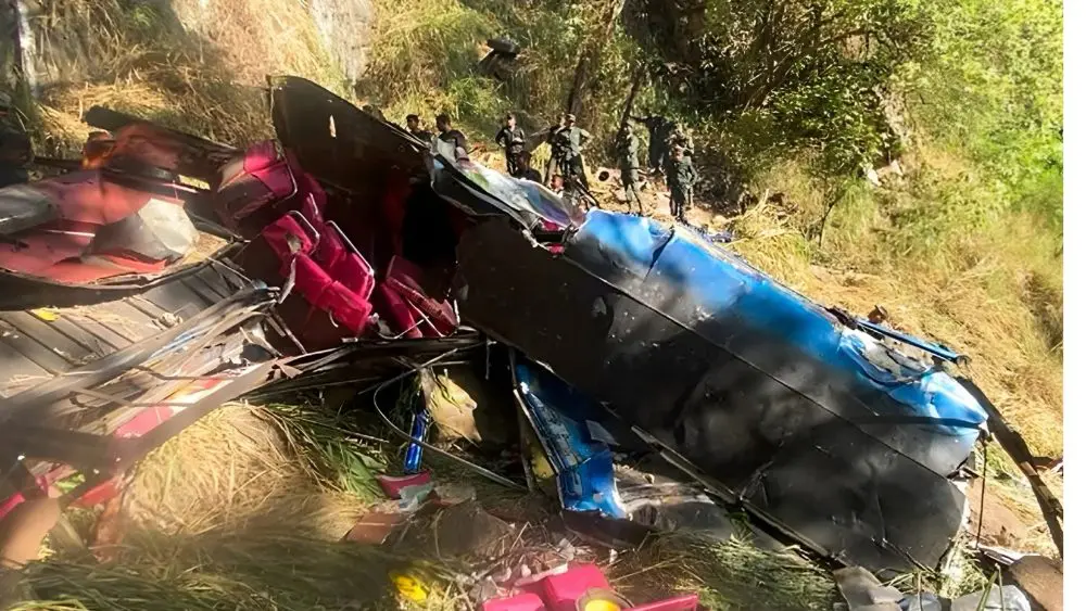 Grave acidente: ônibus perde o controle e deixa 15 mortos