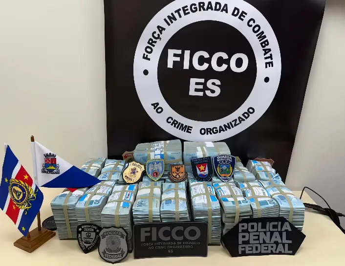 PF realiza operação e prende suspeitos no ato com R$ 2 milhões em dinheiro vivo (Foto: Divulgação/PF)