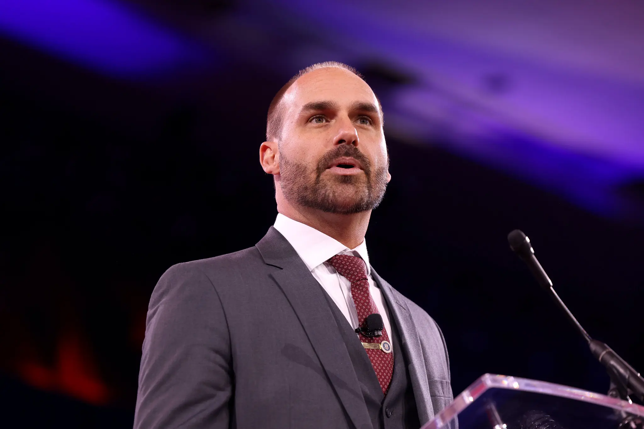 Eduardo Bolsonaro abre o jogo sobre chances de ser candidato e situação de Michelle (Foto: Gage Skidmore)