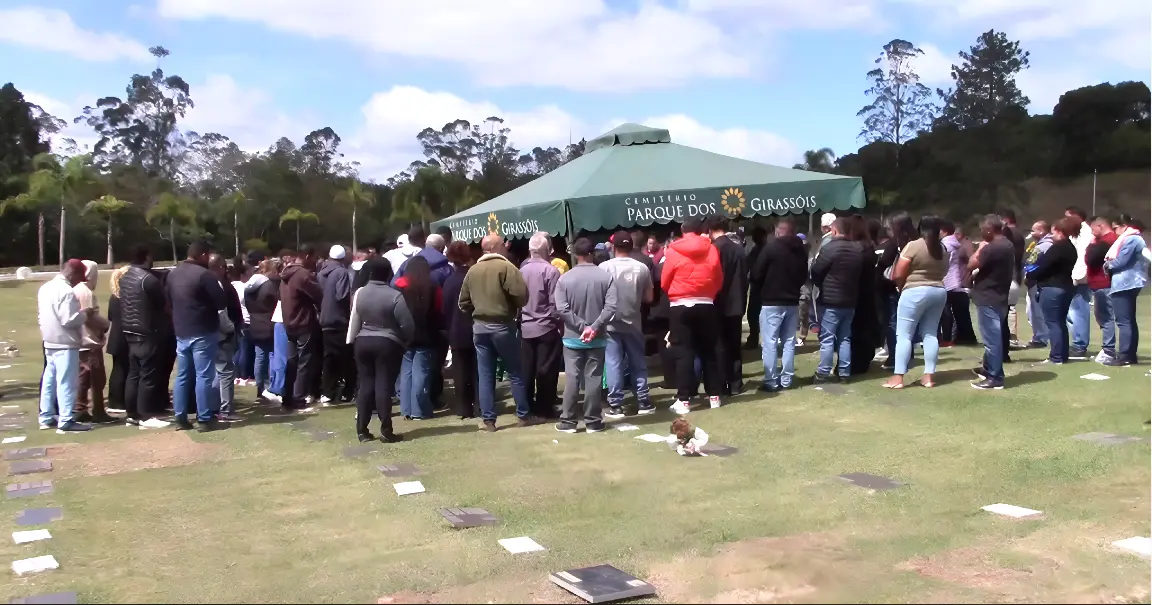 Adolescente encontrado morto em represa é enterrado; família e amigos pedem por justiça (Foto: Bacci Notícias)