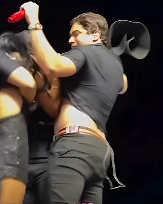 Fã invade o palco, agarra e morde Natanzinho (reprodução/rede social)