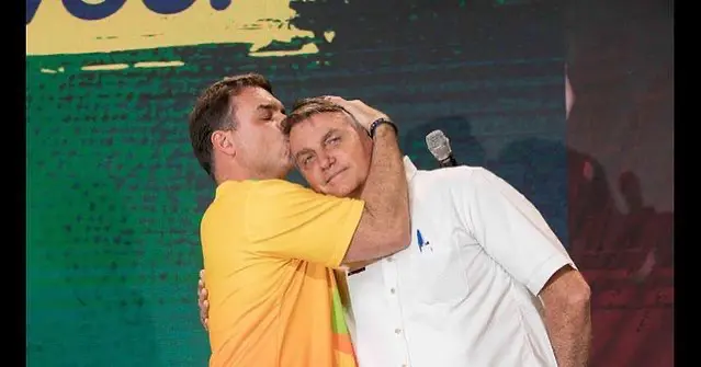 Flávio e Jair Bolsonaro II Foto: Redes sociais