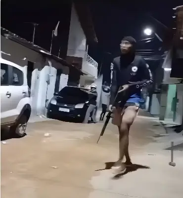 Homem tem casa invadida e é morto por membros de facção rival, que filmam tudo (Foto: Reprodução Redes Sociais)