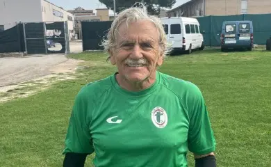 Com 83 anos, ex-goleiro volta aos gramados e revela segredo: ‘Sexo e comida’