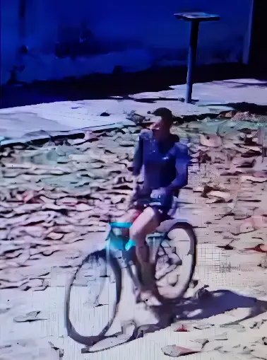 Homem com membro para fora, persegue mulher no Guarujá (Foto: Reprodução Câmera de Segurança)