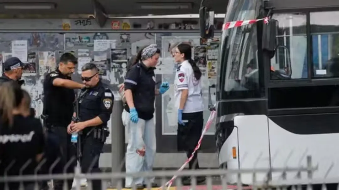 Ao menos cinco mortos e vários feridos em ataque a ponto de ônibus em Jerusalém