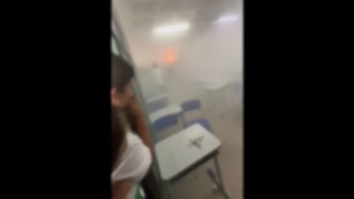 Sala de aula é tomada pela fumaça. (Imagem: reprodução)