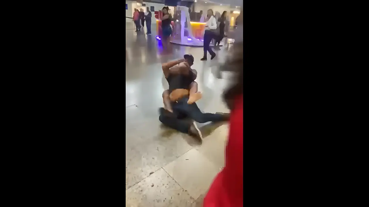 Homens brigam em área do aeroporto (Reprodução / Só Notícia Ceará)