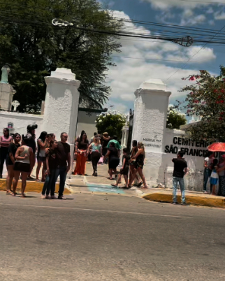 Fachada do cemitério onde as vítimas foram sepultadas, em Sobral.