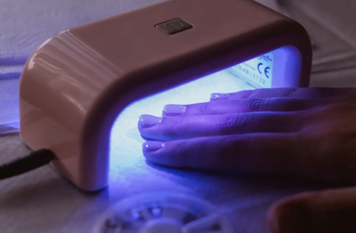Produto usado em esmaltes em gel é proibido por risco à saúde