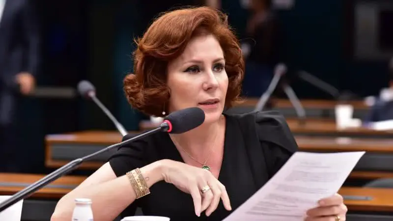 Projeto de anistia de Bolsonaro exclui Carla Zambelli, presa na Itália por invasão de sistema do CNJ