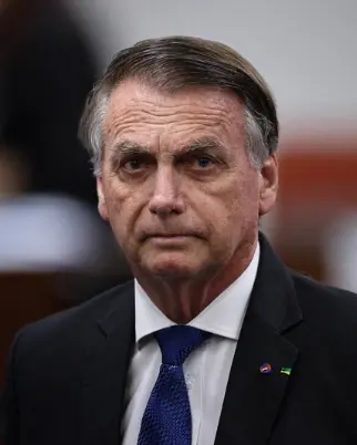Bolsonaro deixa prisão domiciliar para realizar exames