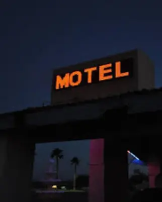 Policial e mulher são encontrados mortos em banheira de motel na Grande SP