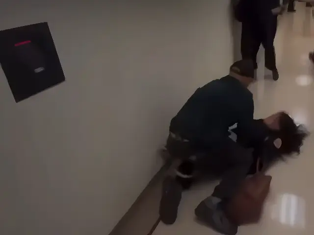 Imigrante é agredida por agente norte-americano dentro de tribunal (Foto: Reprodução)