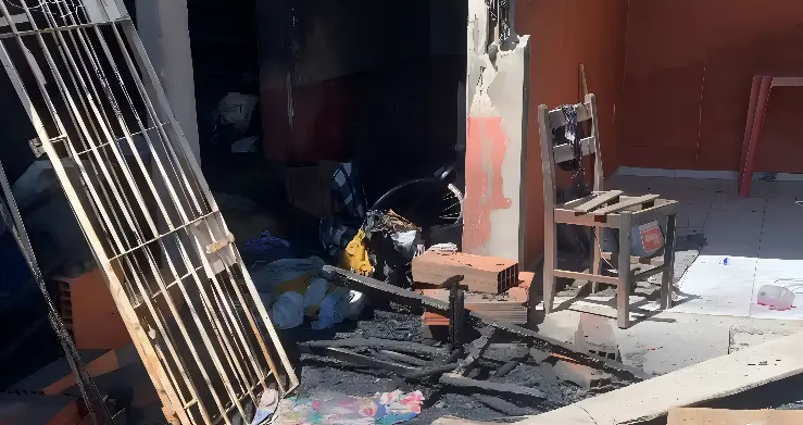 Incêndio em residência termina com mulher morta e filho ferido (Foto: Vitor Recla/ TV Gazeta)