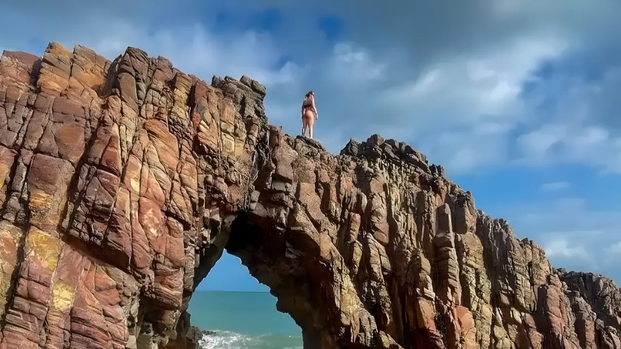 Influenciadora fitness sobe em monumento de praia turística para tirar foto e pode ser multada (Foto: Reprodução/Redes Sociais)
