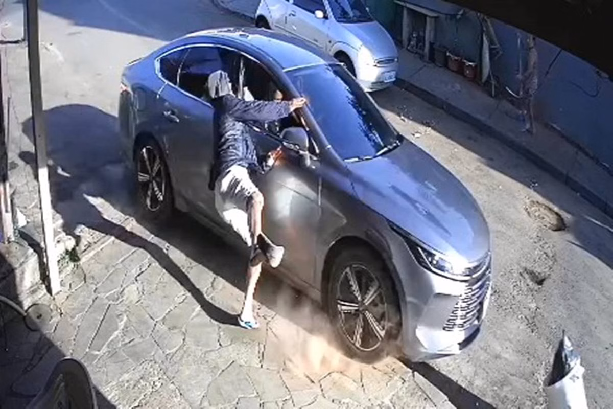 Menor de idade furta carro, atropela idoso e vai parar na delegacia