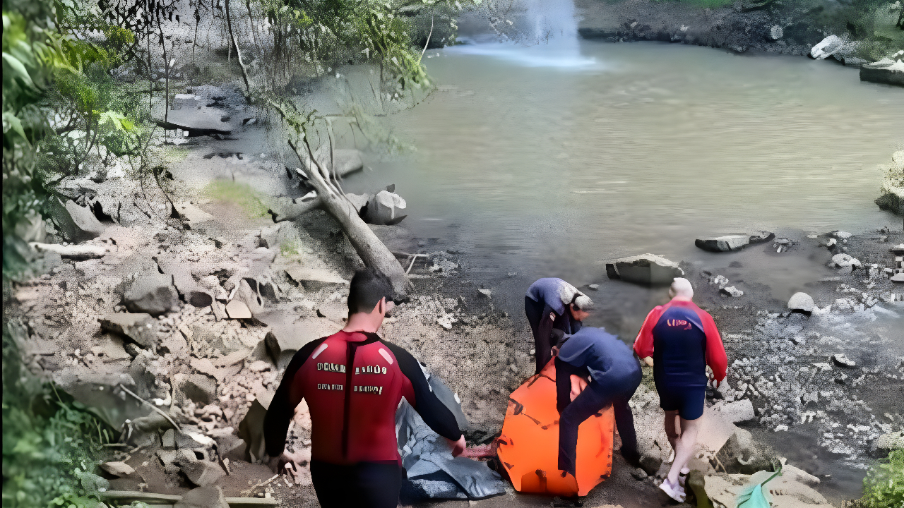 Cachoeira onde ocorreu o acidente. Equipes no local.