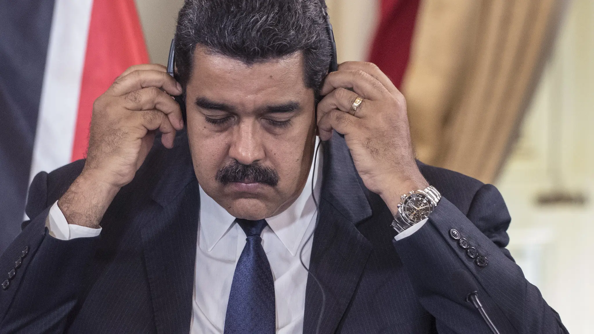 Após envio de caças, Maduro mostra 'bandeira branca' aos EUA para prevenir confronto militar