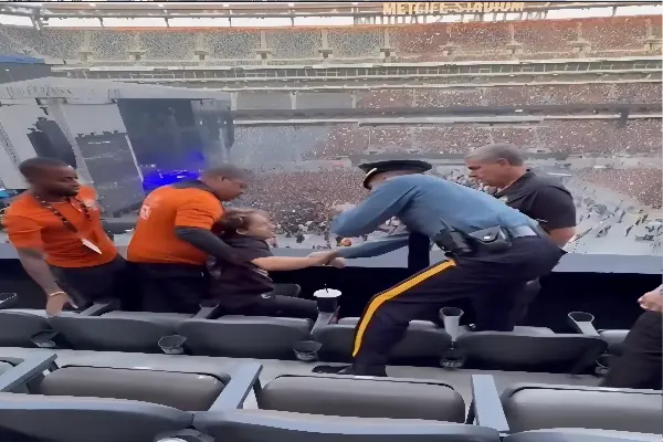 Homem se masturba durante show, leva soco na cara e só para com a chegada da polícia (Foto: Reprodução X)