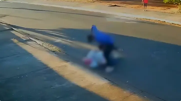 Caminhando ao lado de neto, idoso de 70 anos é brutalmente espancado (Foto: Reprodução Câmera de Segurança)
