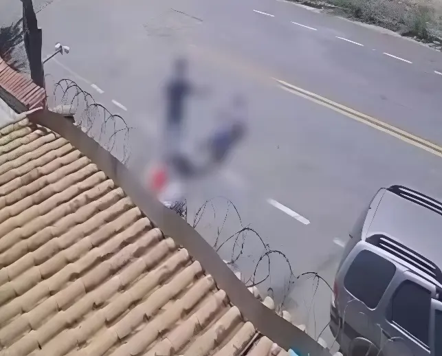 Homem é assassinado com vários tiros logo após sair de casa (Foto: Reprodução Câmera de Segurança)