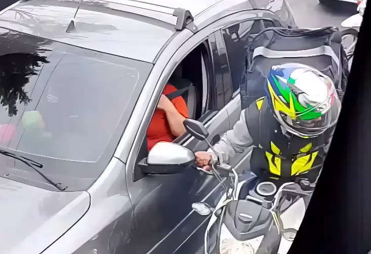 Policial mata assaltante durante assalto a carro em São Paulo (Foto: Reprodução Rede Sociais)