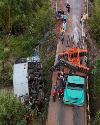 Caminhoneiro é resgatado após sete horas preso em ferragens em Ribeirão Bonito (SP)