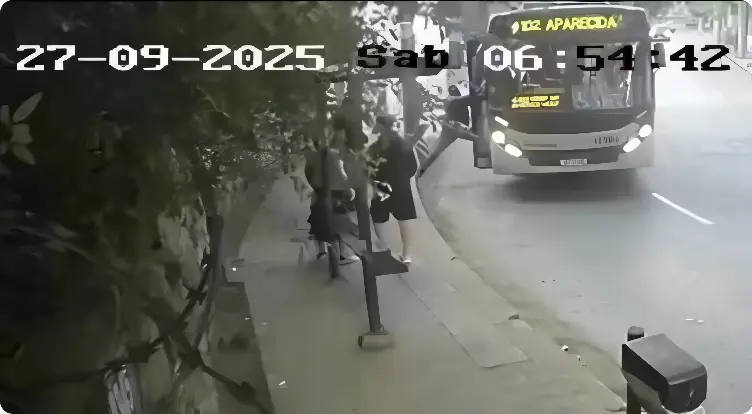 Homem é esfaqueado e jogado de ônibus durante briga em Belo Horizonte (Foto: Câmeras de Segurança)